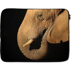Laptophoes 15 inch 38x29 cm - Olifanten - Macbook & Laptop sleeve Close-up portret van een olifant op een zwarte achtergrond - Laptop hoes met foto