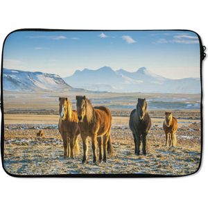 Laptophoes 14 inch - IJslander paarden in een winters berglandschap - Laptop sleeve - Binnenmaat 34x23,5 cm - Zwarte achterkant