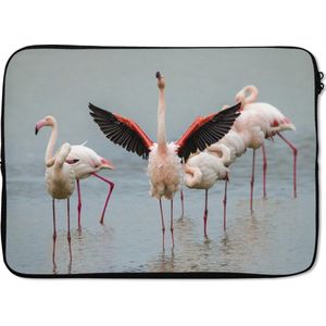 Laptophoes 14 inch - Een flamingo die zich uitstrekt - Laptop sleeve - Binnenmaat 34x23,5 cm - Zwarte achterkant