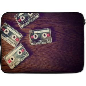 Laptophoes 13 inch - Cassette - Hout - Vintage - Laptop sleeve - Binnenmaat 32x22,5 cm - Zwarte achterkant