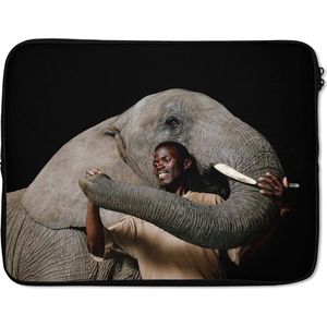 Laptophoes 17 inch 41x32 cm - Olifanten - Macbook & Laptop sleeve Portret van een man en een olifant op een zwarte achtergrond - Laptop hoes met foto