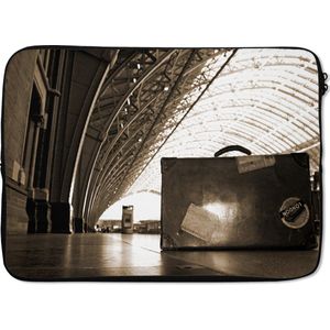 Laptophoes 14 inch - Koffer - Vintage - Trein - Laptop sleeve - Binnenmaat 34x23,5 cm - Zwarte achterkant