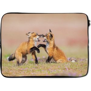 Laptophoes 13 inch 34x24 cm - Dierenfamilies - Macbook & Laptop sleeve Twee spelende vossen - Laptop hoes met foto