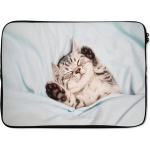 Laptophoes 13 inch - Kitten - Grappig - Bed - Kinderen - Jongens - Meisjes - Kids - Laptop sleeve - Binnenmaat 32x22,5 cm - Zwarte achterkant
