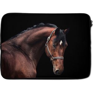 Laptophoes 14 inch 36x26 cm - Paard - Macbook & Laptop sleeve Een paard met een bruine vacht op een zwarte achtergrond - Laptop hoes met foto
