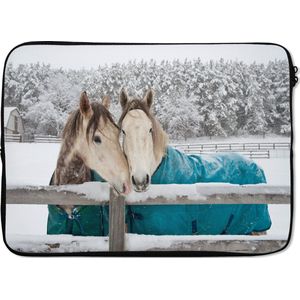 Laptophoes 13 inch 34x24 cm - Paarden  - Macbook & Laptop sleeve Paarden in een sneeuwstorm - Laptop hoes met foto