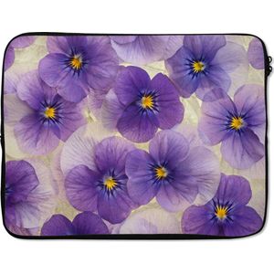 Laptophoes 17 inch 41x32 cm - Viool - Macbook & Laptop sleeve Groep paarse viooltjes - Laptop hoes met foto