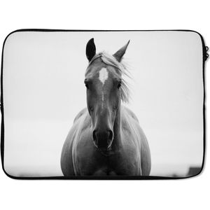 Laptophoes 14 inch 36x26 cm - Paarden  - Macbook & Laptop sleeve Portret van een paard in het zwart-wit - Laptop hoes met foto