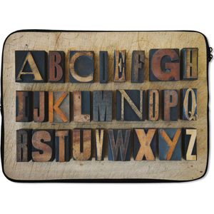 Laptophoes 13 inch - Close-up van het alfabet op een houten achtergrond - Laptop sleeve - Binnenmaat 32x22,5 cm - Zwarte achterkant