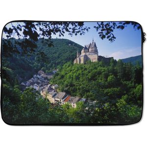 Laptophoes 14 inch - Een kasteel in een groene omgeving in Luxemburg - Laptop sleeve - Binnenmaat 34x23,5 cm - Zwarte achterkant