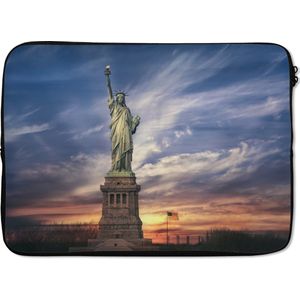 Laptophoes 14 inch 36x26 cm - Vrijheidsbeeld - Macbook & Laptop sleeve Het Vrijheidsbeeld in de Verenigde Staten bij New York Bay - Laptop hoes met foto