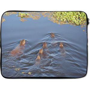 Laptophoes 17 inch - Een Capibara-familie in het water dichtbij Passo do Lontra-loge - Laptop sleeve - Binnenmaat 42,5x30 cm - Zwarte achterkant