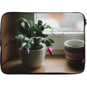 Laptophoes 13 inch - Lidcactus op de vensterbank - Laptop sleeve - Binnenmaat 32x22,5 cm - Zwarte achterkant