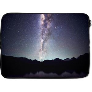 Laptophoes 14 inch 36x26 cm - Melkweg - Macbook & Laptop sleeve De Melkweg met een blauwe gloed - Laptop hoes met foto