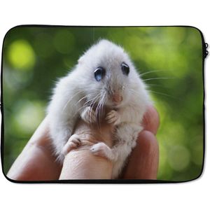 Laptophoes 14 inch - Hamster met grote ogen die zich stevig vasthoud - Laptop sleeve - Binnenmaat 34x23,5 cm - Zwarte achterkant