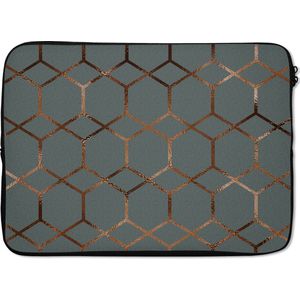 Laptophoes 13 inch 34x24 cm - Luxe patroon - Macbook & Laptop sleeve Luxe patroon van bronzen zeshoeken en ruiten tegen een donkerblauwe achtergrond - Laptop hoes met foto