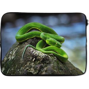 Laptophoes 14 inch 36x26 cm - Junglebewoners - Macbook & Laptop sleeve Groene slang op steen - Laptop hoes met foto