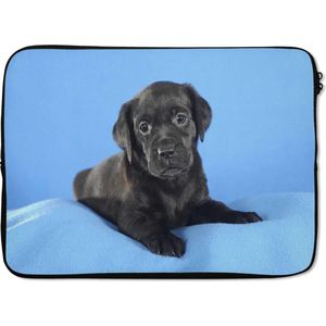 Laptophoes 14 inch - Labrador puppy op blauwe deken - Laptop sleeve - Binnenmaat 34x23,5 cm - Zwarte achterkant