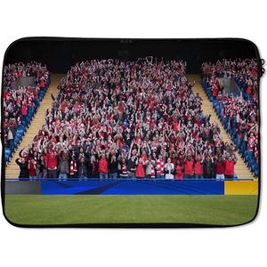 Laptophoes 13 inch 34x24 cm - Voetbal - Macbook & Laptop sleeve Mensen in voetbalstadion - Laptop hoes met foto