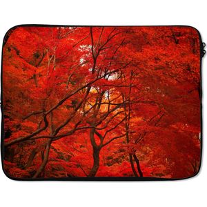 Laptophoes 17 inch 41x32 cm - Herfstbos - Macbook & Laptop sleeve Rode bladeren in herfstbos - Laptop hoes met foto