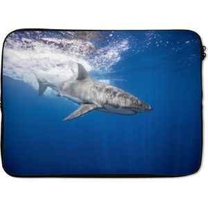 Laptophoes 13 inch 34x24 cm - Roofdieren - Macbook & Laptop sleeve Witte haai in de oceaan - Laptop hoes met foto