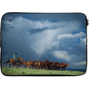 Laptophoes 13 inch 34x24 cm - Paarden  - Macbook & Laptop sleeve Cowboy leidt kudde paarden - Laptop hoes met foto