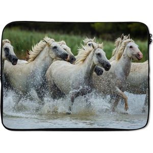 Laptophoes 14 inch 36x26 cm - Paarden  - Macbook & Laptop sleeve Kudde witte paarden in het water in Frankrijk - Laptop hoes met foto