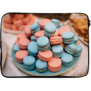 Laptophoes 14 inch 36x26 cm - Macarons - Macbook & Laptop sleeve Blauwe en roze macarons op tafel - Laptop hoes met foto