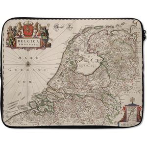 Laptophoes 17 inch - Oude landskaart van Nederland en België - Laptop sleeve - Binnenmaat 42,5x30 cm - Zwarte achterkant
