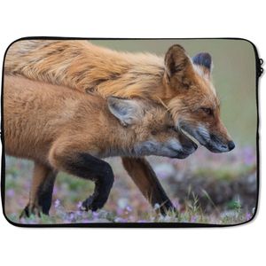 Laptophoes 14 inch - Rode vos met jong - Laptop sleeve - Binnenmaat 34x23,5 cm - Zwarte achterkant