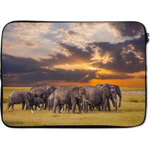 Laptophoes 14 inch 36x26 cm - Olifanten - Macbook & Laptop sleeve Kudde olifanten bij een meer - Laptop hoes met foto