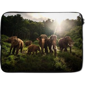 Laptophoes 13 inch 34x24 cm - Bosleven - Macbook & Laptop sleeve Olifanten in jungle - Laptop hoes met foto