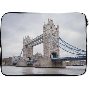 Laptophoes 13 inch 34x24 cm - Tower Bridge  - Macbook & Laptop sleeve Tower Bridge in London op een grijze dag - Laptop hoes met foto