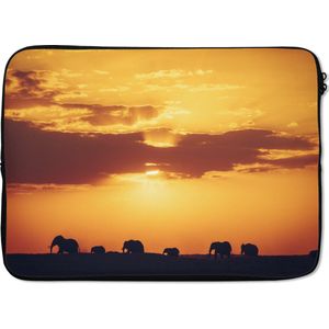 Laptophoes 14 inch 36x26 cm - Olifanten - Macbook & Laptop sleeve Kudde olifanten tijdens zonsondergang - Laptop hoes met foto