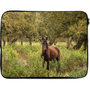Laptophoes 15 inch 38x29 cm - Paarden  - Macbook & Laptop sleeve Wild paard in een bos - Laptop hoes met foto