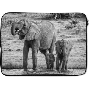 Laptophoes 14 inch 36x26 cm - Olifanten - Macbook & Laptop sleeve Familie olifanten aan het water in zwart-wit - Laptop hoes met foto