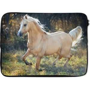 Laptophoes 13 inch 34x24 cm - Paard - Macbook & Laptop sleeve Een rennend palomino paard door de natuur - Laptop hoes met foto