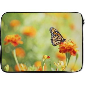 Laptophoes 14 inch 36x26 cm - Vlinders  - Macbook & Laptop sleeve Monarchvlinder op oranje bloem - Laptop hoes met foto