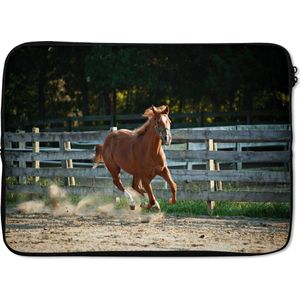 Laptophoes 14 inch 36x26 cm - Quarter Paard - Macbook & Laptop sleeve Bruin Quarter paard galoppeerd door bak - Laptop hoes met foto