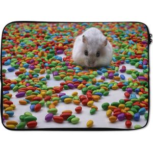 Laptophoes 14 inch - Hamster tussen het kleurrijke snoep - Laptop sleeve - Binnenmaat 34x23,5 cm - Zwarte achterkant
