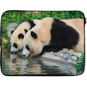Laptophoes 15.6 inch - Panda - Stenen - Water - Drinken - Laptop sleeve - Binnenmaat 39,5x29,5 cm - Zwarte achterkant
