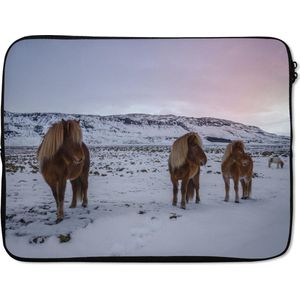 Laptophoes 13 inch - IJslander paarden in een sneeuwlandschap bij zonsondergang - Laptop sleeve - Binnenmaat 32x22,5 cm - Zwarte achterkant