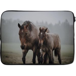 Laptophoes 14 inch 36x26 cm - Quarter Paard - Macbook & Laptop sleeve Quarter paard en veulen lopen richting camera - Laptop hoes met foto
