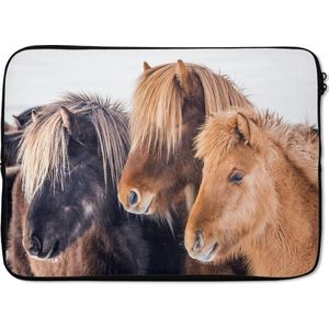 Laptophoes 13 inch - Drie IJslander paarden in de sneeuw - Laptop sleeve - Binnenmaat 32x22,5 cm - Zwarte achterkant
