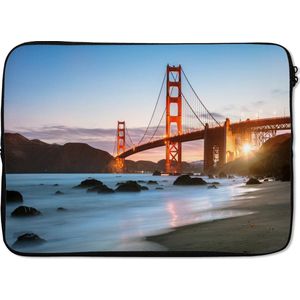 Laptophoes 13 inch - Golden Gate Bridge met blauwe zonsondergang en blauw water - Laptop sleeve - Binnenmaat 32x22,5 cm