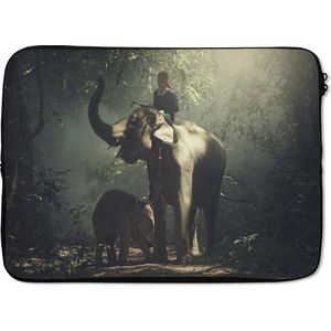 Laptophoes 14 inch 36x26 cm - Olifanten - Macbook & Laptop sleeve Olifantentrainer met een olifant en haar baby in het bos - Laptop hoes met foto