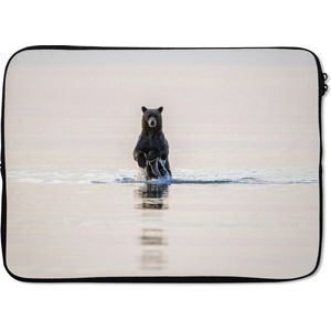 Laptophoes 14 inch - Staande bruine beer - Laptop sleeve - Binnenmaat 34x23,5 cm - Zwarte achterkant