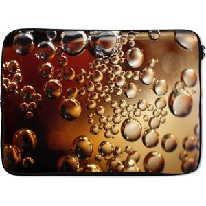 Laptophoes 13 inch - Een close-up van luchtbellen in een cola fles - Laptop sleeve - Binnenmaat 32x22,5 cm - Zwarte achterkant