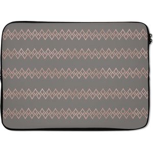 Laptophoes 14 inch 36x26 cm - Luxe patroon - Macbook & Laptop sleeve Luxe patroon van roségouden ruiten tegen een grijze achtergrond - Laptop hoes met foto