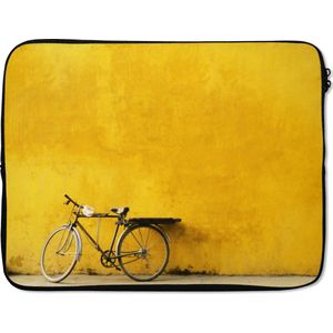 Laptophoes 14 inch 36x26 cm - Fietsen - Macbook & Laptop sleeve Een fiets op een gele achtergrond - Laptop hoes met foto